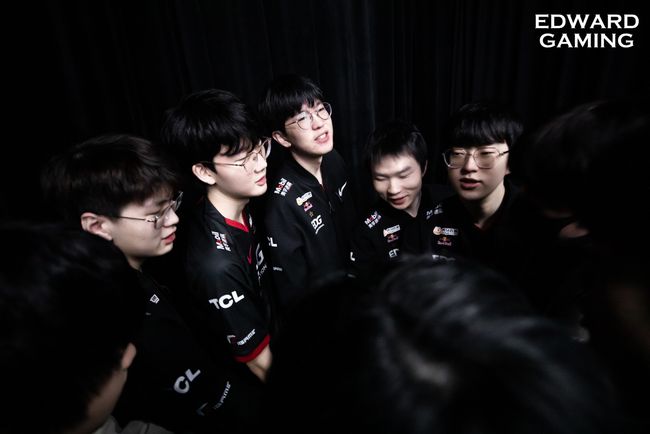 纽卡球迷在基地附近拉横幅：伊萨克是只纯粹的老鼠