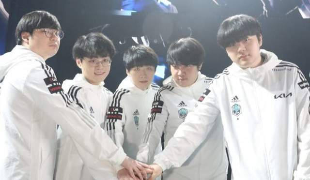 官方：纽卡斯尔联与17岁后卫埃皮亚签下职业合同